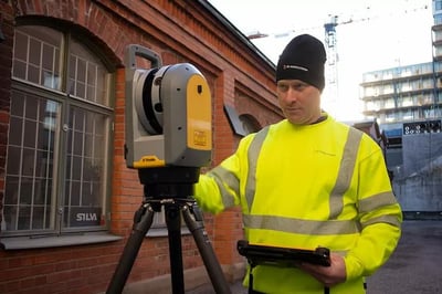 Rikard Svall 5D konsulterna med laserskanner från Trimble