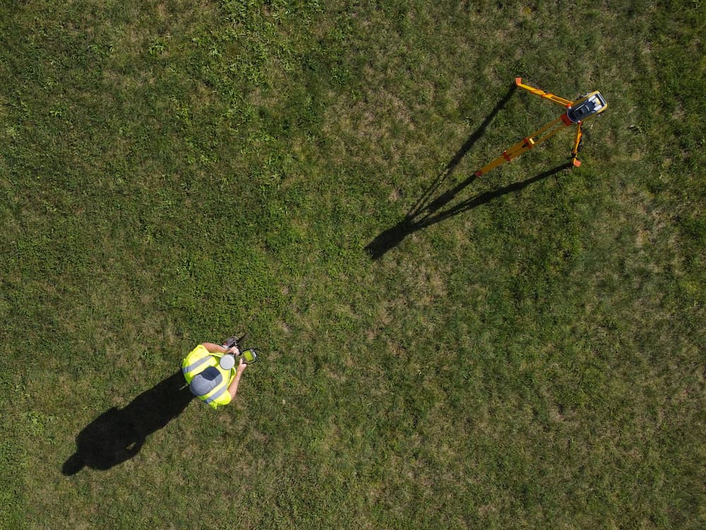 Drönarbild av Trimble totalstation på gräsmatta vid inmätning