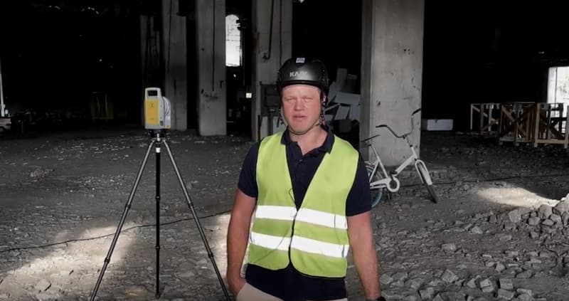 Carl Walther på Contekton Arkitekter framför laserskannern Trimble X7