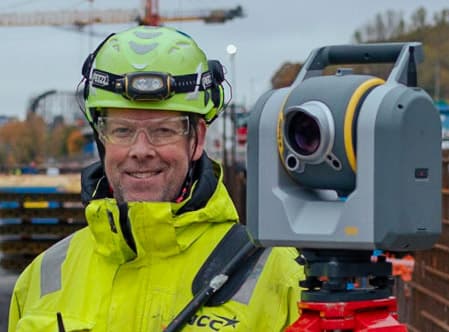 Sören Hendlund NCC bredvid Trimble totalstation