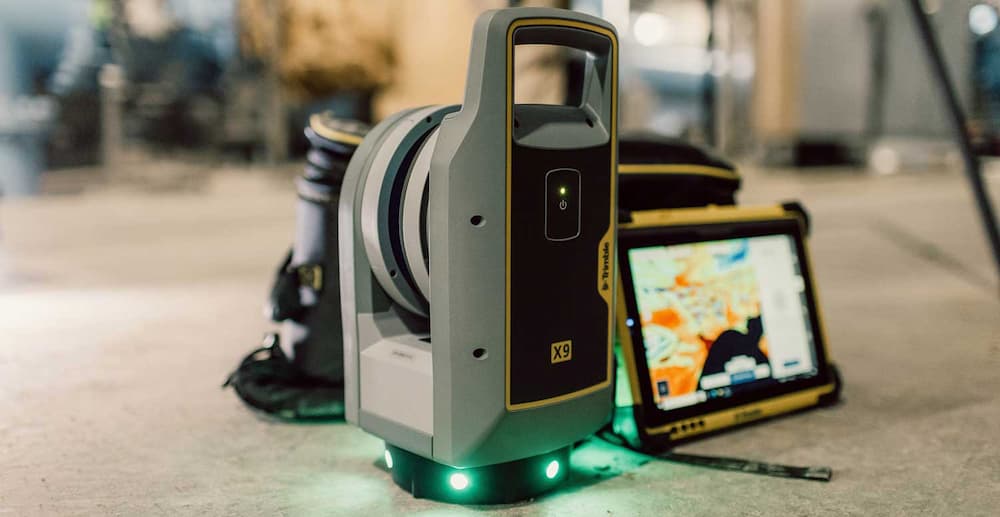 Produktbild laserskanner Trimble X9 samt fältdatorn T10X