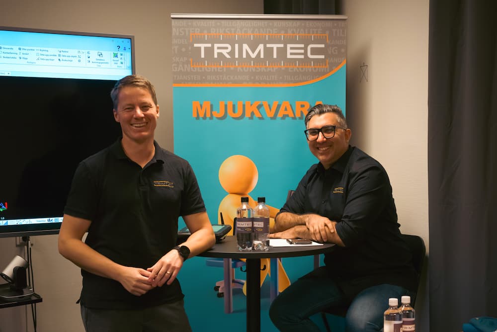 Trimtecs säljare Erik Utberg och Shahin Hosseininazar framför roll up om mjukvara